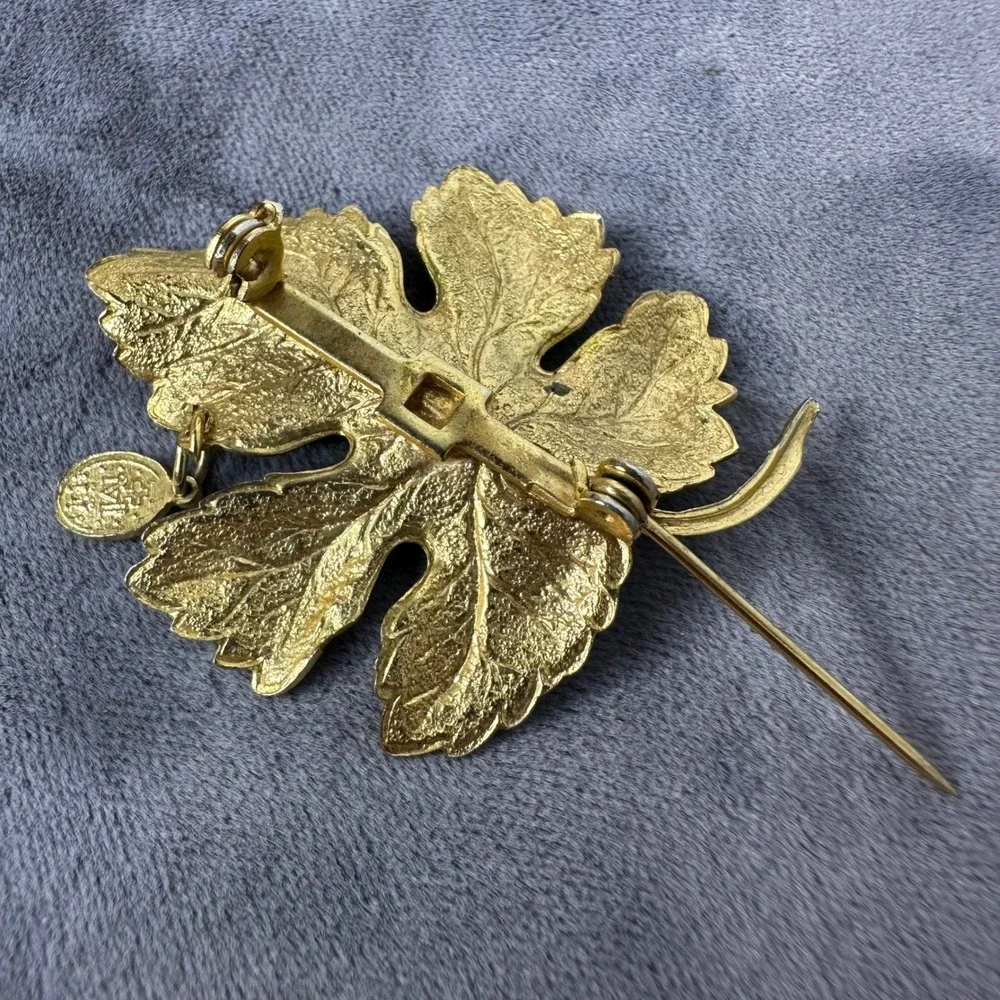 Vintage Green Enamel Leaf Brooch Gold Tone Miraculous Medal Charm Spring‎ Pin